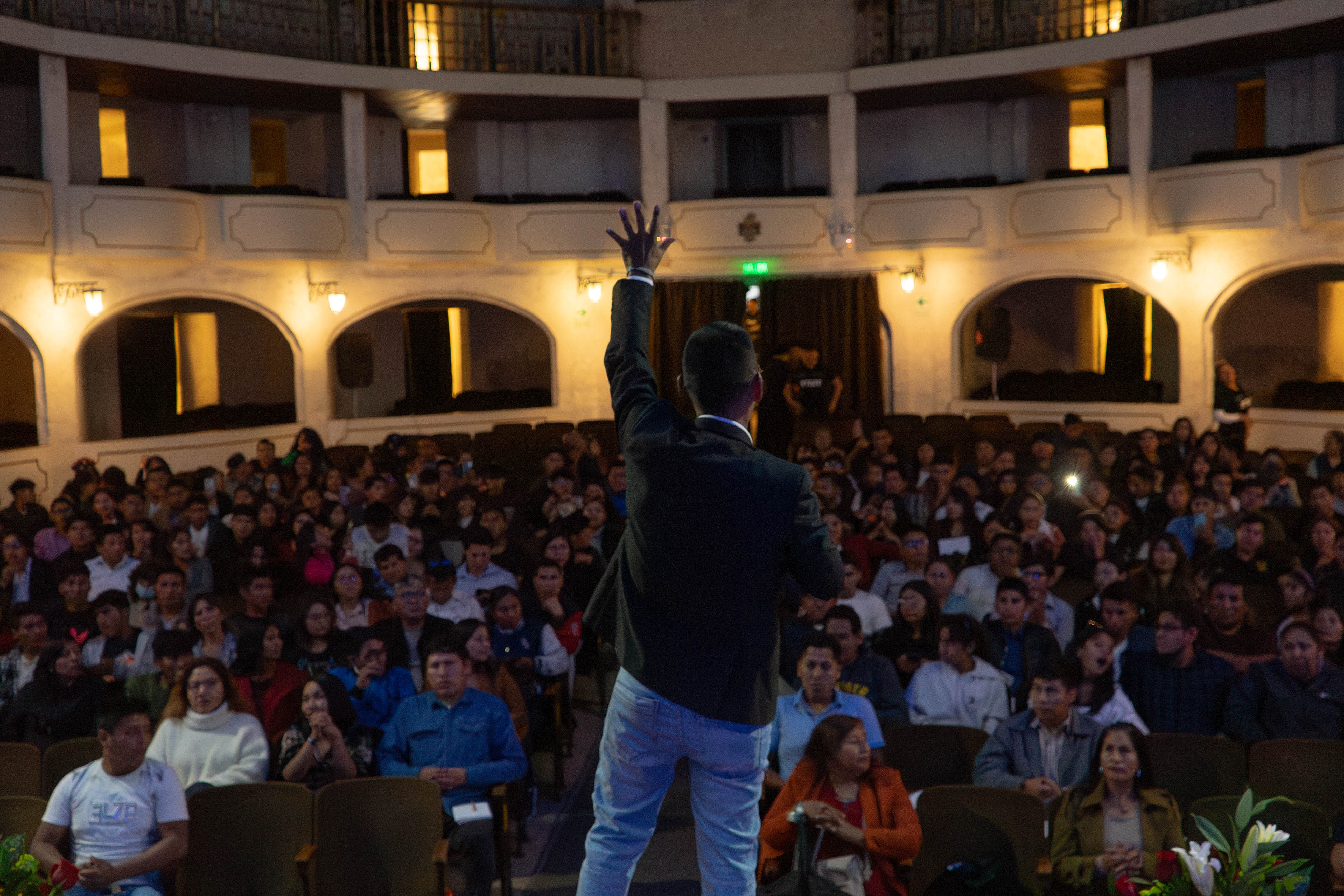 Jhonsha Boza conferencista internacional dando charla motivacional en evento empresarial