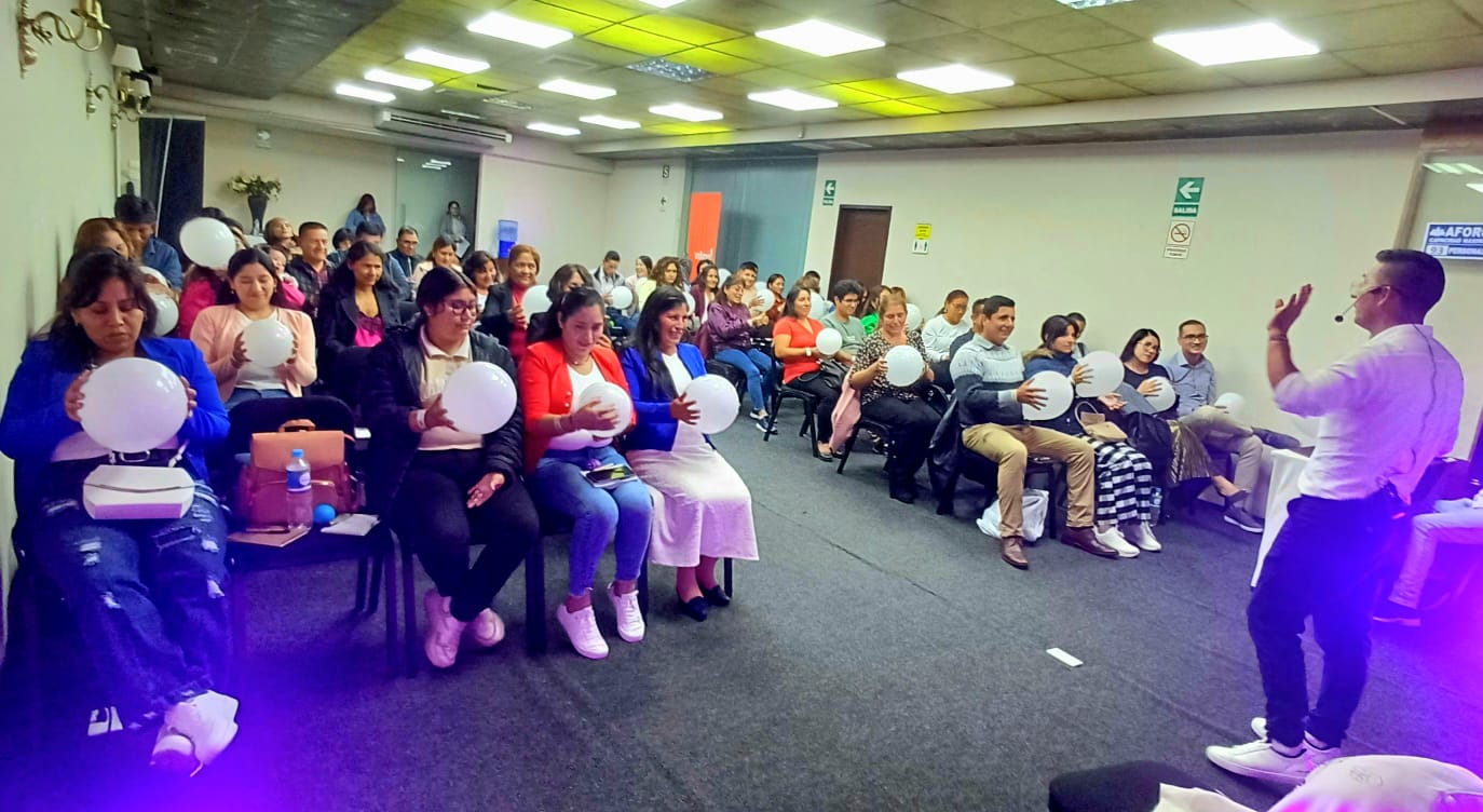 Coach Jhonsha Boza en conferencia de liderazgo y transformación personal