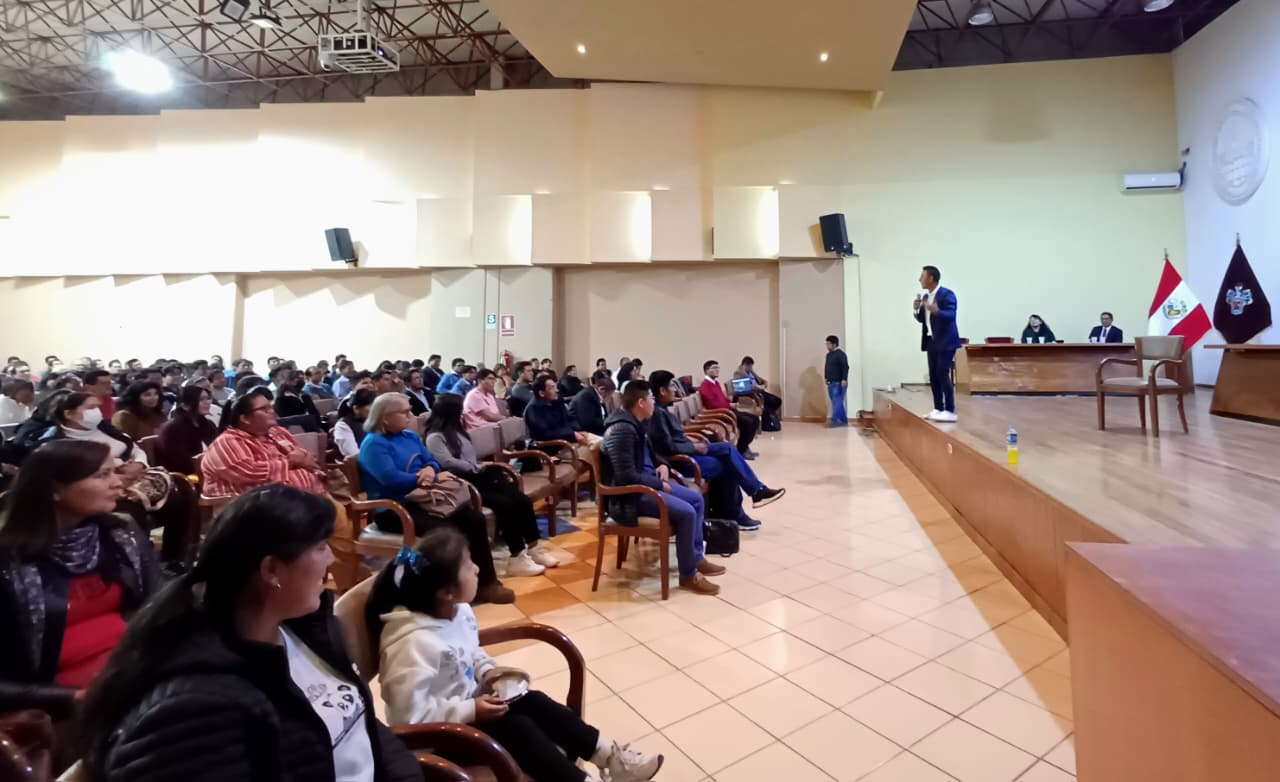 Speaker profesional Jhonsha Boza en evento corporativo de liderazgo